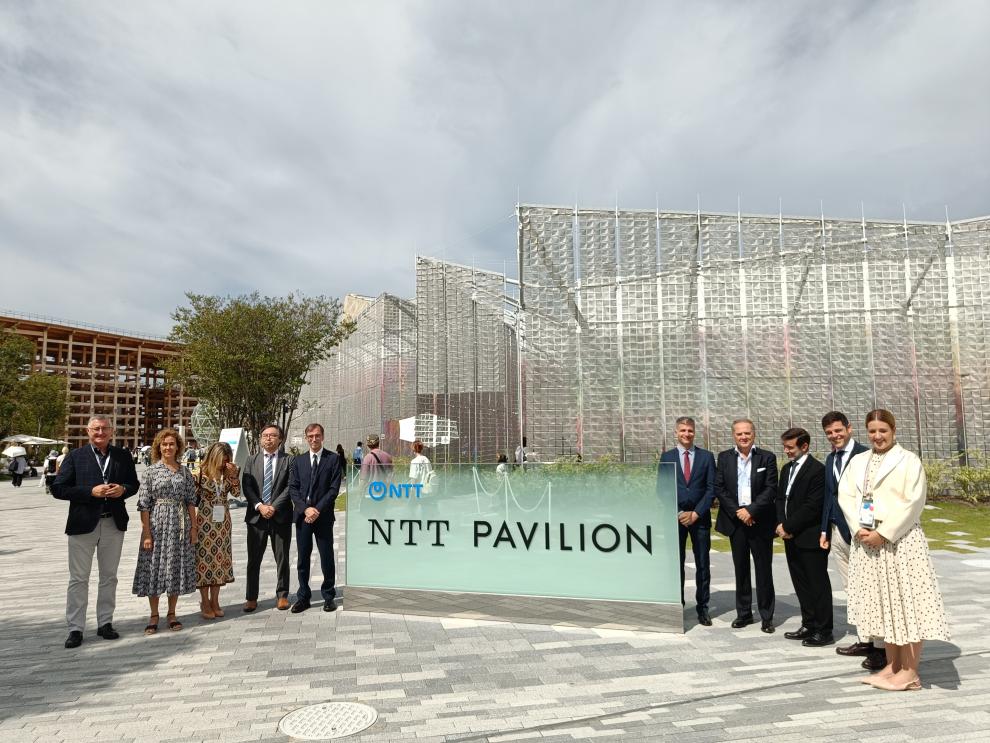 La delegación aragonesa, en la entrada del pabellón NTT Data.