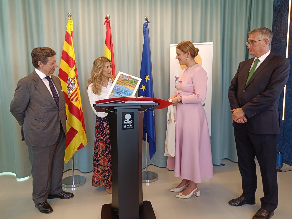 Mar Vaquero entrega la lámina conmemorativa a la comisaría adjunta del Pabellón de España Paula Roure.