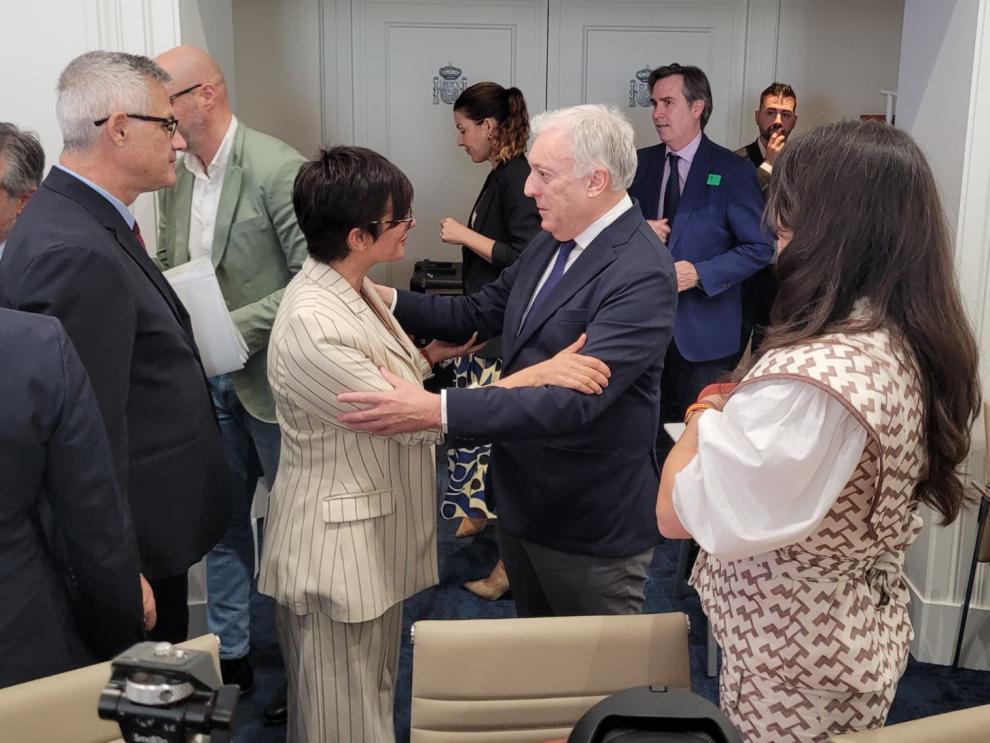 Octavio López saluda a la ministra Isabel Rodríguez, en presencia del Secretario de Estado de Vivienda, David Lucas, y la directora general de Vivienda del Gobierno de Aragón, María Pía Canals.