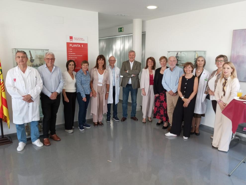 La gerente del Banco con hematólogos de distintos servicios hospitalarios de Aragón, hoy en el XIX aniversario de la entidad