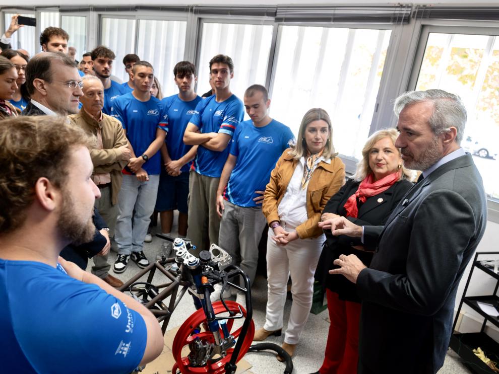 El presidente Azcón, con los integrantes del equipo Motostudent Unizar.