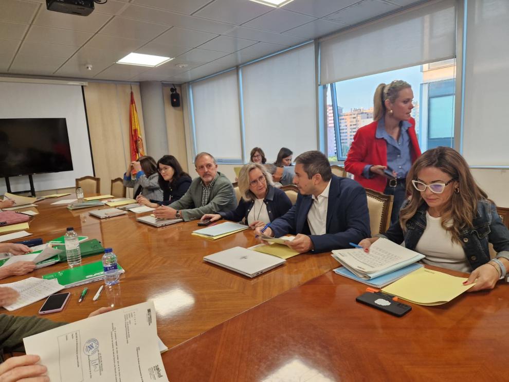 La gerente del Salud, Ana Castillo, y el director de Recursos Humanos, Pablo Sánchez, antes de comenzar la Mesa Sectorial de Sanidad