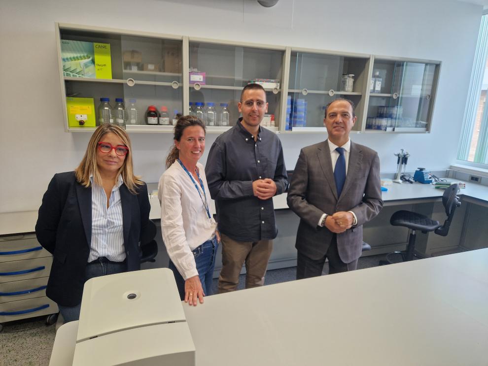 El consejero de Sanidad, José Luis Bancalero Flores, se reúne con el investigador oscense Carlos Anerillas, que regresa a Aragón para liderar un proyecto sobre envejecimiento celular, en el IACS.