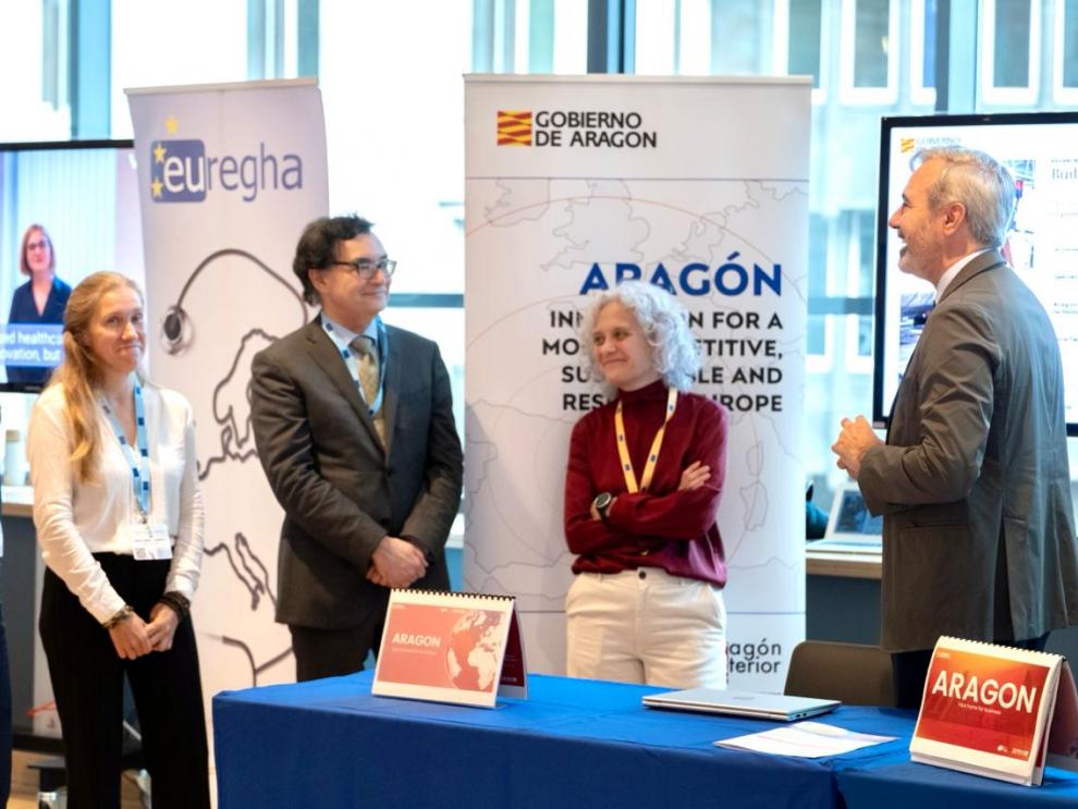 El presidente Azcón, en el stand del ITA en el Comité de las Regiones.