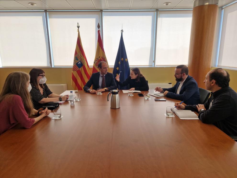 El consejero de Sanidad, José Luis Bancalero Flores, en la reunión con la asociación Long COVID Aragón