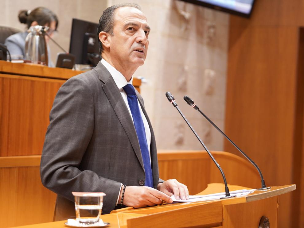 El consejero de Sanidad del Gobierno de Aragón, José Luis Bancalero Flores, durante su comparecencia ante el pleno de las Cortes de Aragón