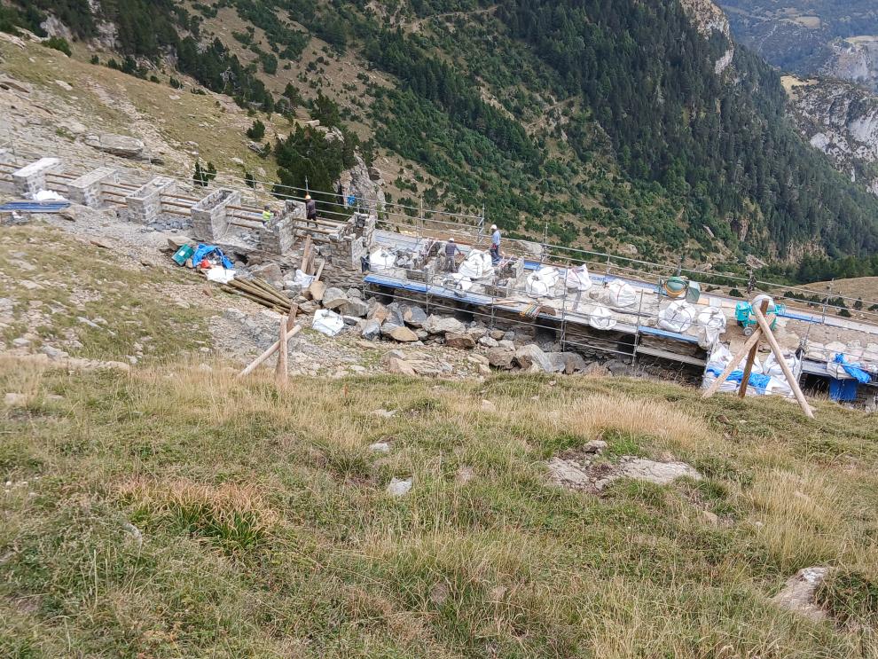 Construcción de dique-rastrillo que detiene bloques, consolida el manto nivoso y divide los aludes en su inicio