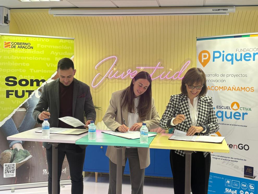 De izquierda a derecha: Sergio de Bona, director de Comunicación e Innovación del Grupo Piquer; Cristina Navarro, directora gerente del IAJ y María Fe Antoñanzas, directora gerente del IAM