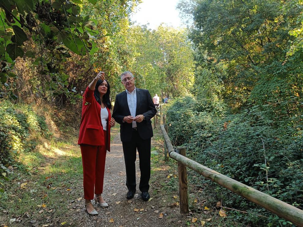 La alcaldesa de Huesca Lorena Orduna muestra al consejero Blasco una de las zonas en las que se intervendrá.
