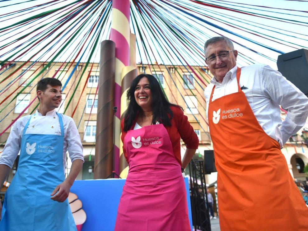 El consejero, junto a la alcaldesa en la inauguración de la feria.