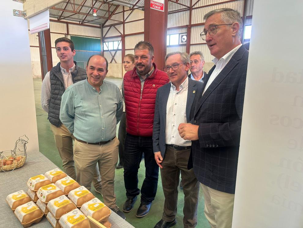 El consejero Blasco, en la feria de Villel acompañado de otros representantes institucionales.