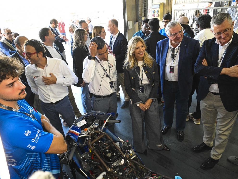La vicepresidenta, Mar Vaquero, y el presidente de MotorLand, Manuel Blasco han visitado MotoStudent