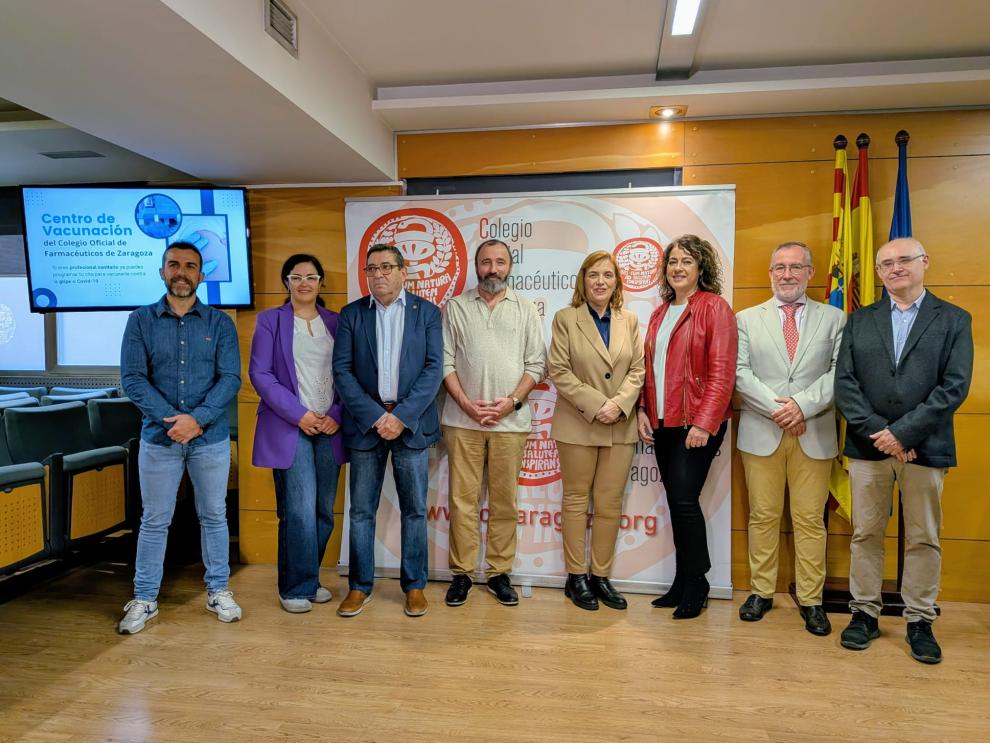 La directora general de Salud Pública y representantes de colegios profesionales sanitarios participan en la segunda campaña de vacunación frente a la gripe y la COVID-19 del Colegio Oficial de Farmacéuticos de Zaragoza.