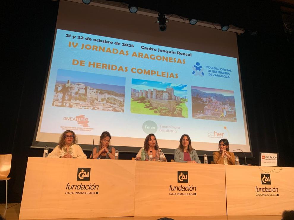 La directora general de Cuidados y Humanización, Estíbaliz Tolosa, y la directora del Área de Enfermería del SALUD, María Teresa Clares, participan en las IV Jornadas Aragonesas de Heridas Complejas.