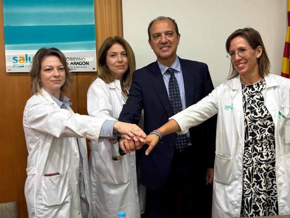 El consejero con miembros del equipo directivo del Hospital de Barbastro