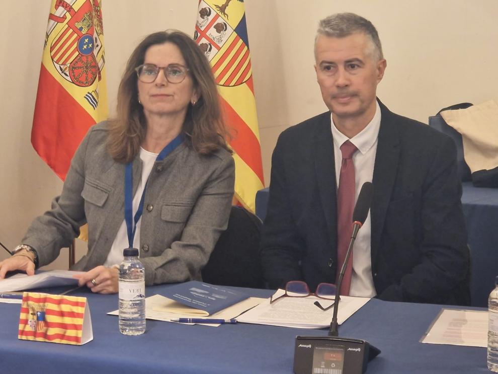 Isabel Martín-Retortillo junto al alcalde de Jaca, Carlos Serrano, en la inauguración del Foro de Economía y Política Regional que se celebra en la Ciudadela