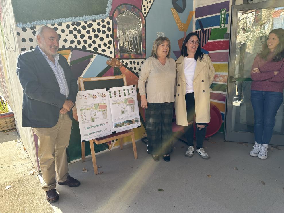 La consejera de Educación, Tomasa Hernández, junto al alcalde José Manuel Aranda y la directora del centro en el CEE Segeda de Calatayud.