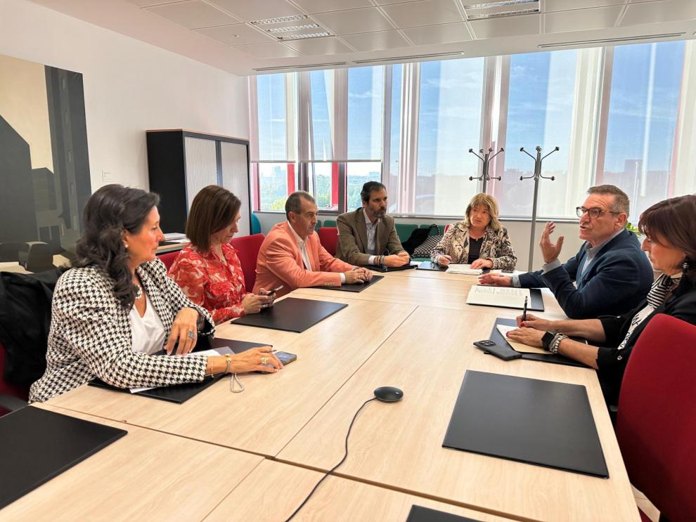 Reunión con representantes del Ayuntamiento de Zaragoza y la FAMCP este viernes en el Departamento de Educación.