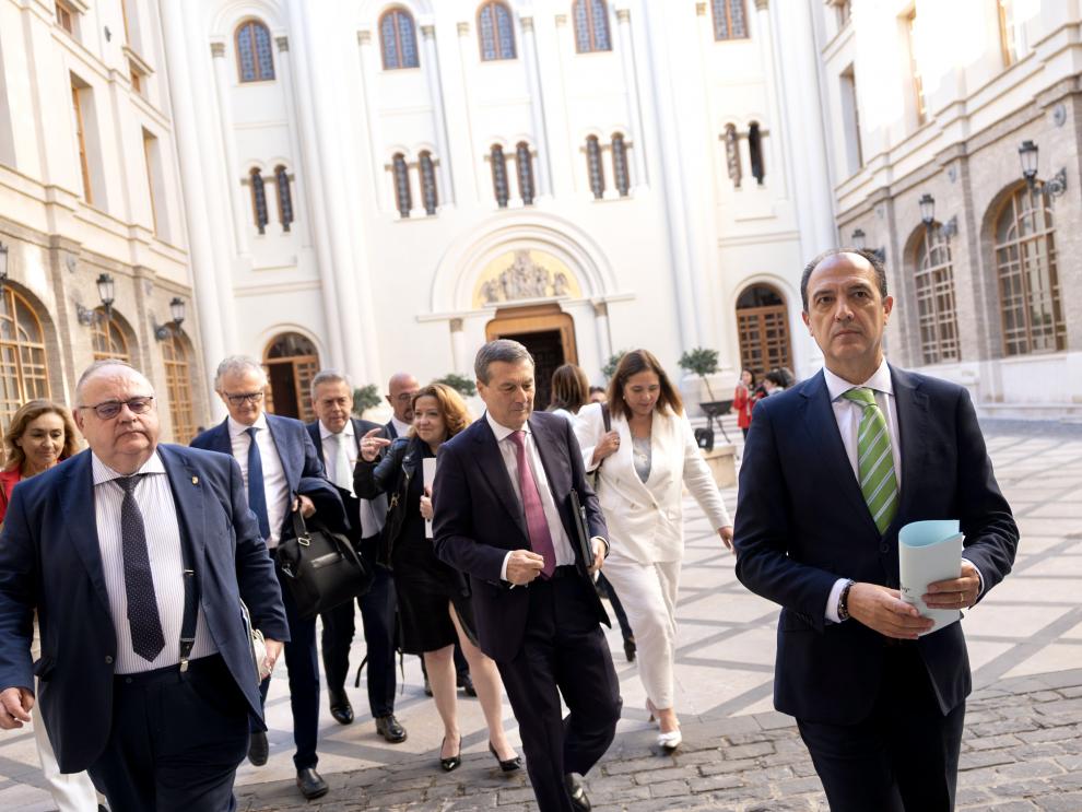El grupo de consejeros de Sanidad de las Comunidades del PP, hoy, en el Edificio Pignatelli