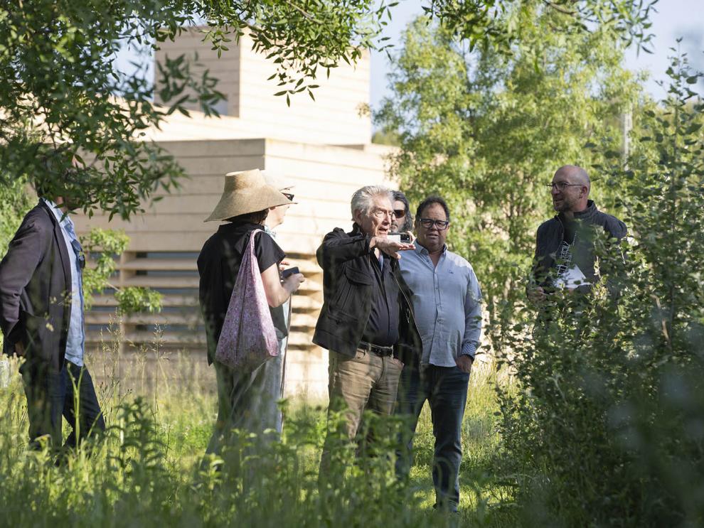 Gilles Clément en una visita al jardín del CDAN.