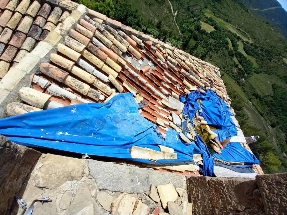 Estado del faldón oeste, junto a la torre, de la Iglesia de Los Pintanos.