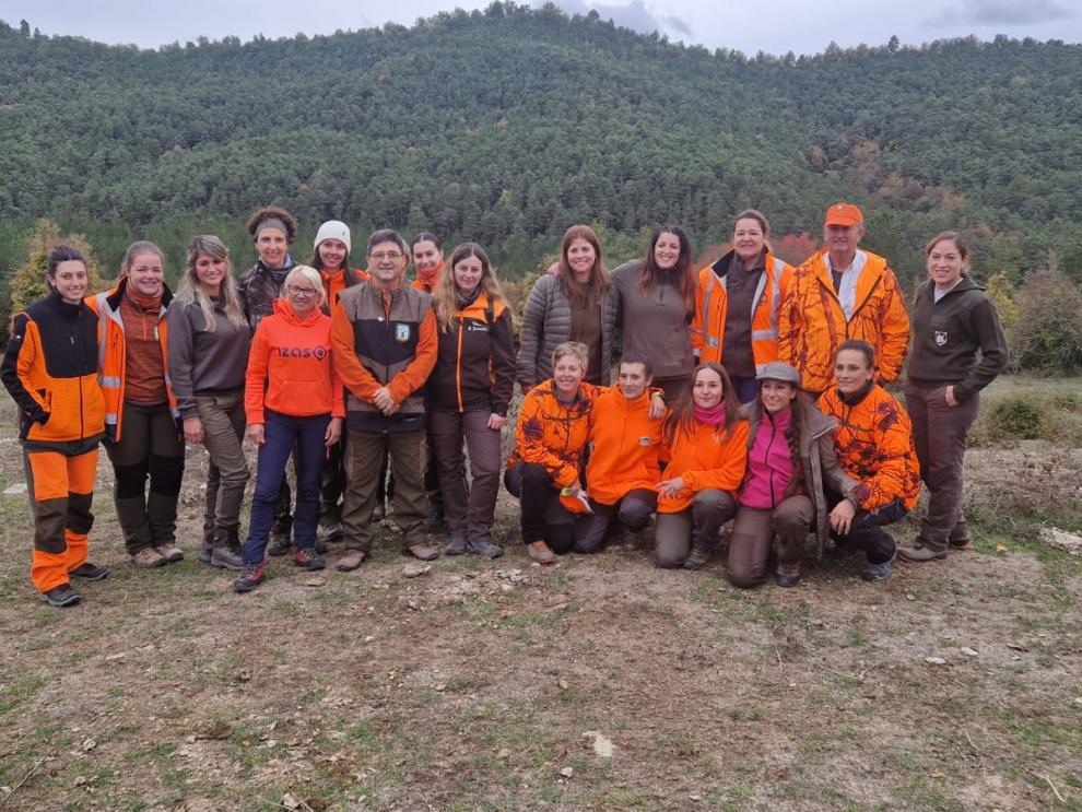 Foto de familia de la jornada de caza para mujeres que se ha desarrollado en Bailo.