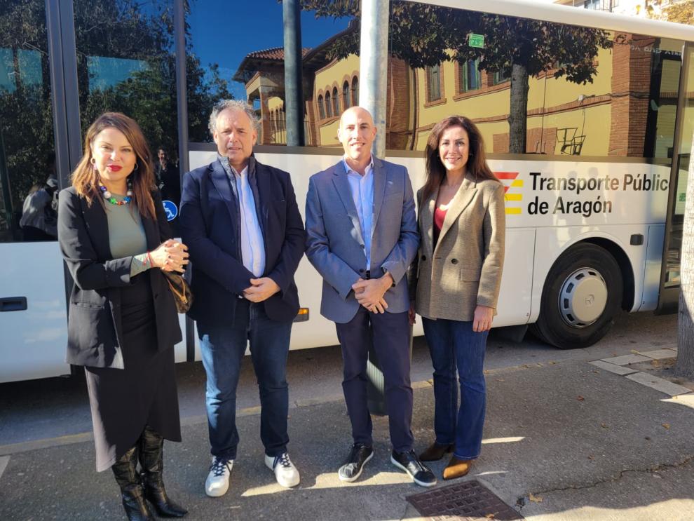 El director general de Transportes, David Sánchez Fraile, y la directora general de Administración Local, Marina Sevilla, junto al alcalde de Tarazona, Tono Jaray, y la consejera de la empresa concesionaria Aragón Movilidad, Susana García.