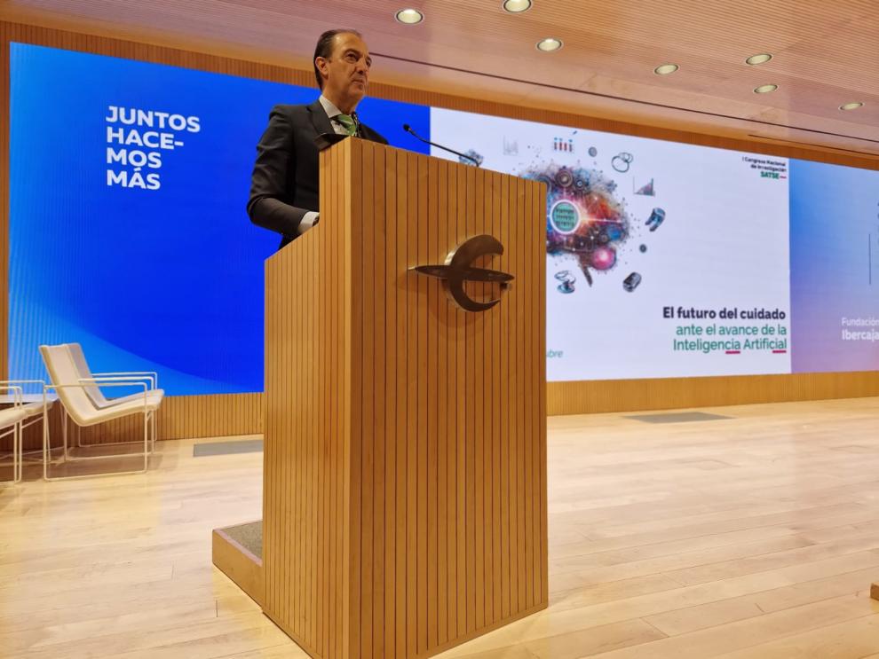 El consejero de Sanidad, José Luis Bancalero Flores, durante su intervención inaugural del I Congreso Nacional de Investigación de Enfermería SATSE10-30_at_10.05.21[1]