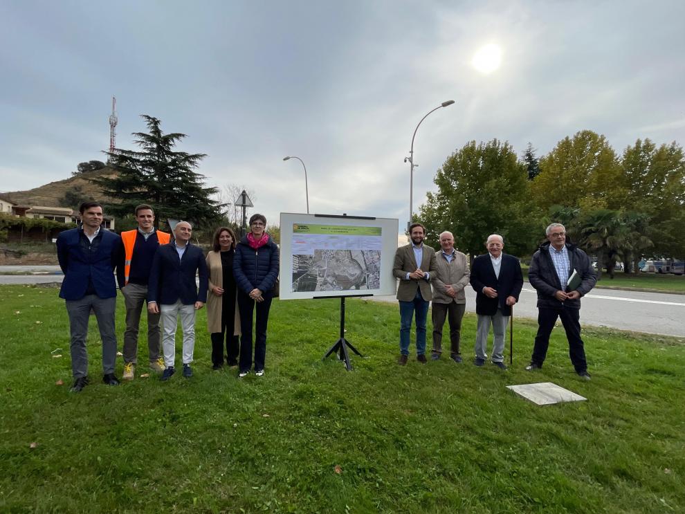 Acto de inicio de obras para unir la A-1236 y la A-1237 en Monzón, al que han asistido el director general de Carreteras y el alclade de la localidad.