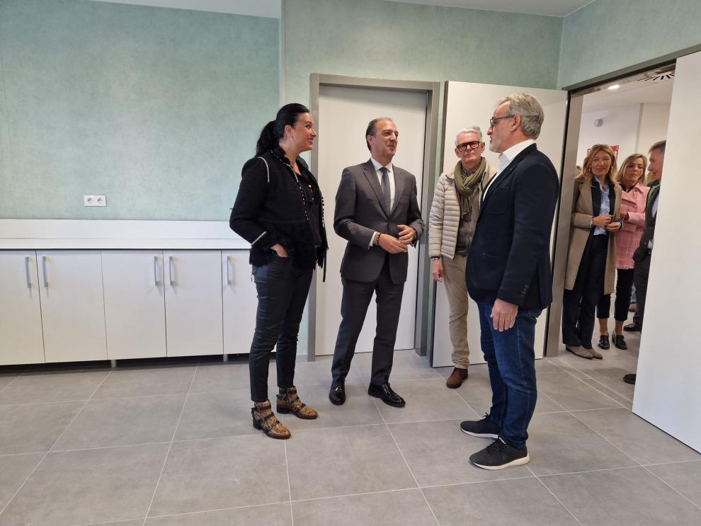 La alcaldesa L. Orduna; el consejero, J.L. Bancalero; el director de Obras del Salud, F. Pellicer (en primer plano) y el arquitecto del centro, B. Pestana, visitando las instalaciones  futuro centro
