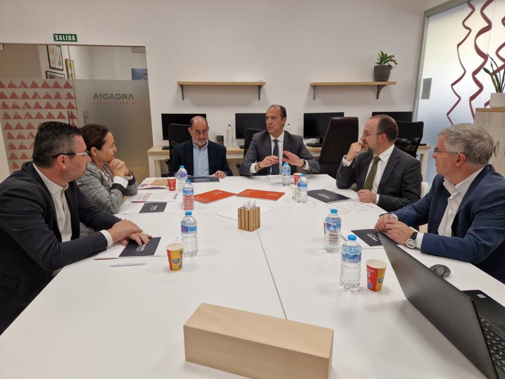 El consejero de Sanidad. José Luis Bancalero Flores, se ha reunido hoy con los responsables de la Fundación Agustín Serrate en el centro Arcadia