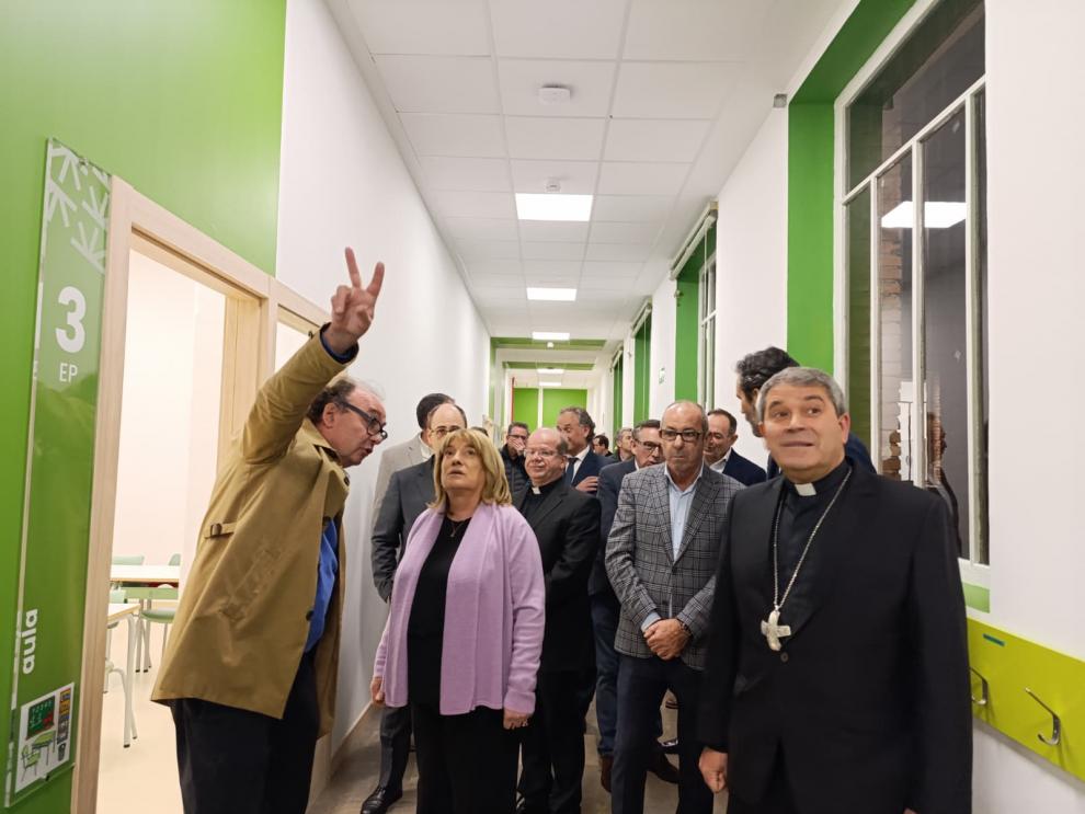 La consejera ha visitado las nuevas instalaciones del Colegio Sagrada Familia, junto al obispo de Tarazona.