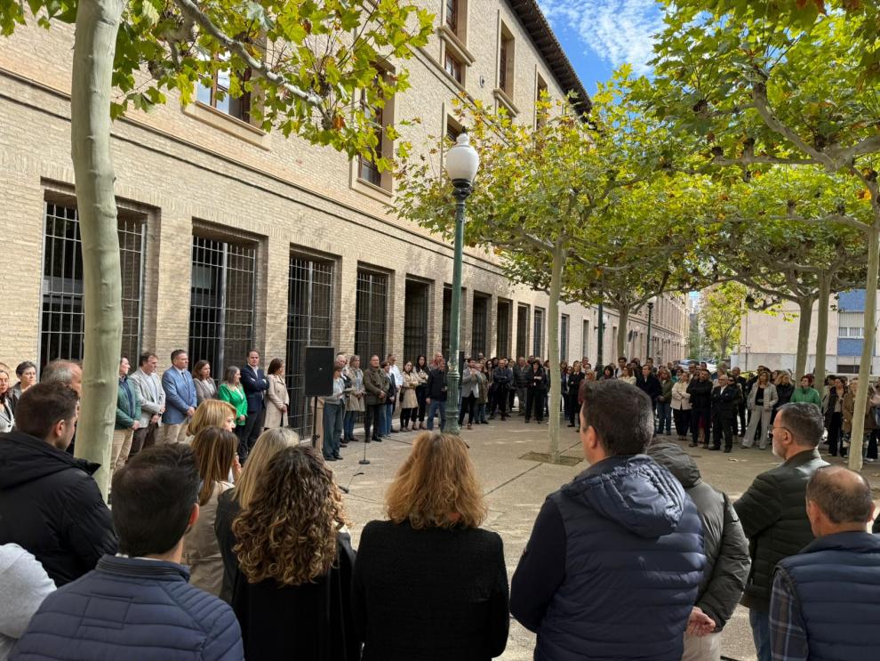 Minuto de silencio en la puerta de acceso al edificio Pignatelli.