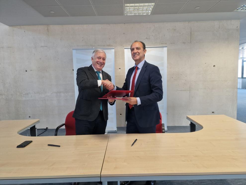 Los consejeros del Gobierno de Aragón de Fomento, Vivienda, Logística y Cohesión Territorial, Octavio López, y de Sanidad, José Luis Bancalero, firman el contrato de arrendamiento para la nueva sede del Laboratorio Salud Pública.