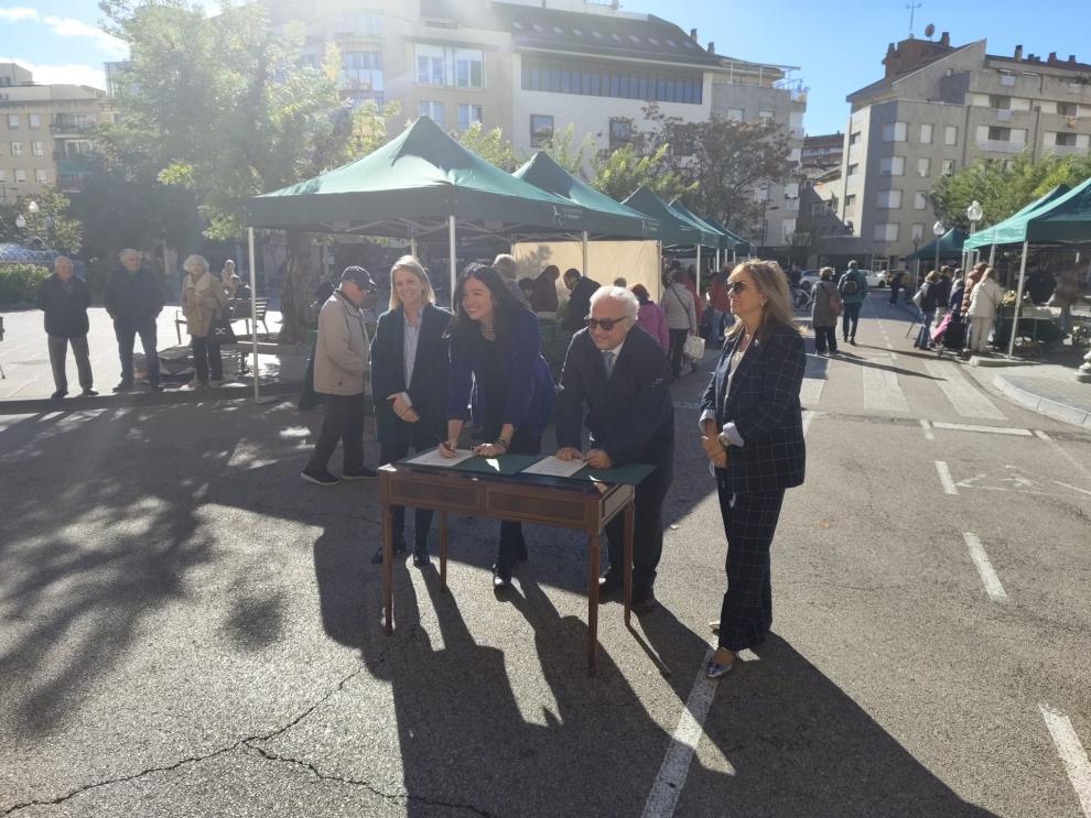 El departamento de Agricultura, Ganadería y Alimntación y el Ayuntamiento de Huesca firman un convenio para impulsar la promoción de los Aragón Alimentos en la capital oscense.