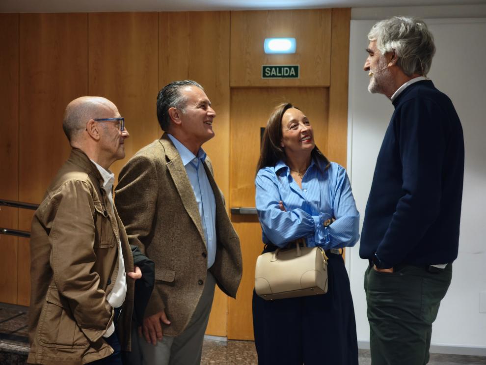 De izquierda a derecha: Félix Brocate, Máximo Ariza, Carmen Susín y Juanma López Iturriaga, momentos antes del comienzo del acto