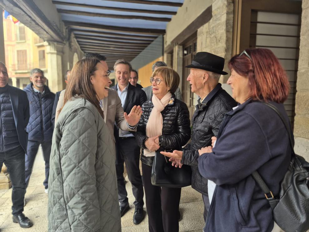 Carmen Susín, con Antonio Jovellar, usuario del Servicio de Atención a Domicilio en Graus