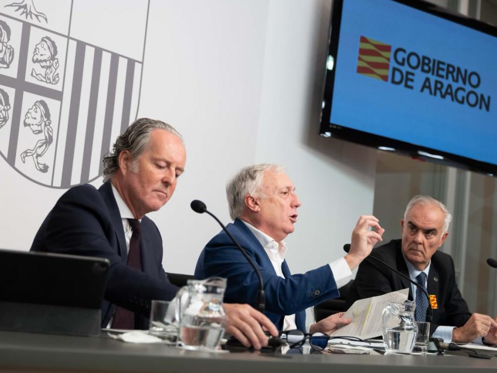 Octavio López, en rueda de prensa junto al gerente de APL, Pedro Sas, y el presidente de AEPLA, Ángel Adiego.