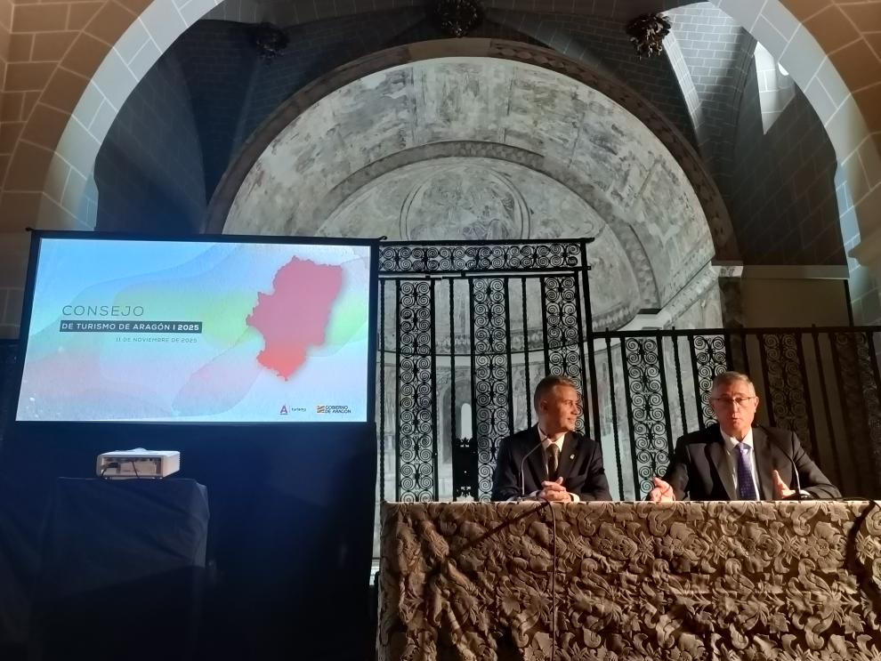 El alcalde de Jaca y el consejero Blasco, en el Consejo de Turismo.