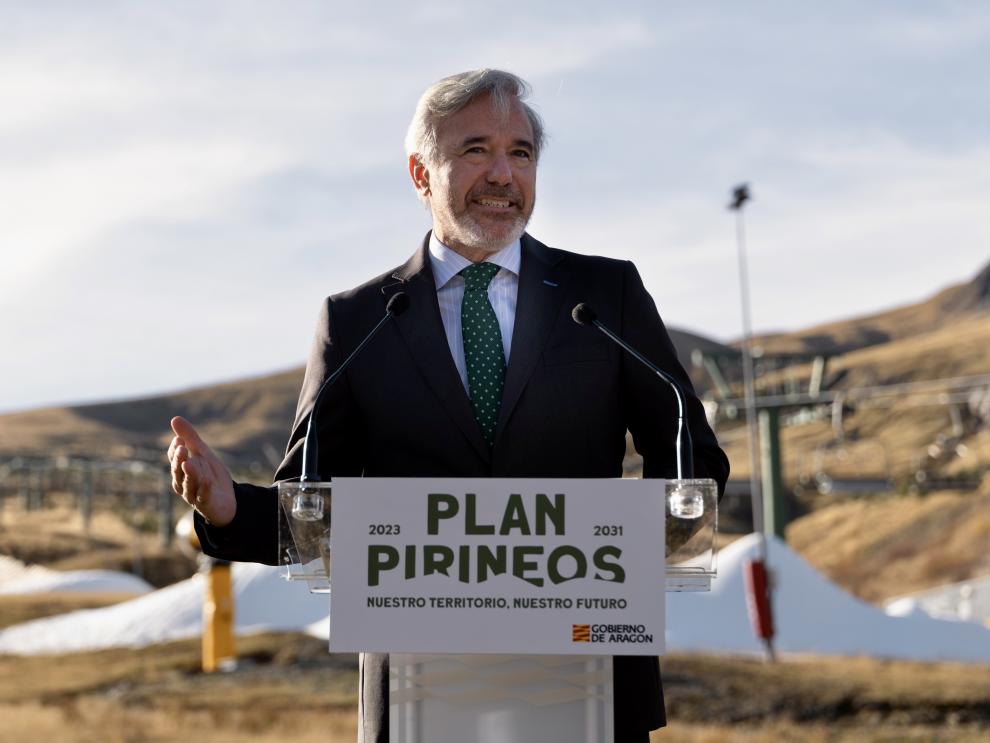 El presidente Azcón visita los nuevos cañones de nieve de Formigal.