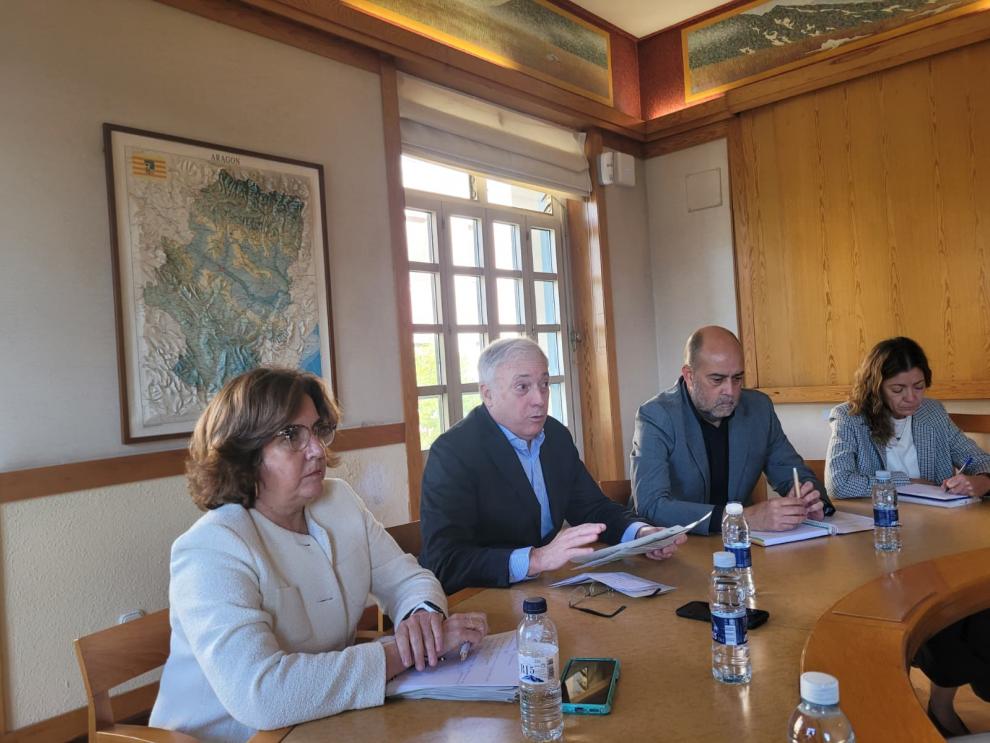 Octavio López, junto al presidente de la CHE, Carlos Arrazola, en la reunión de hoy.