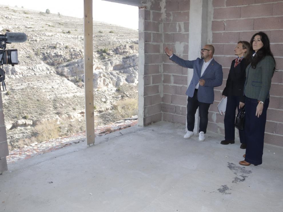 Inmaculada Aured, María Pía Canals y Alberto Izquierdo en la visita a las obras de las viviendas en Gúdar.