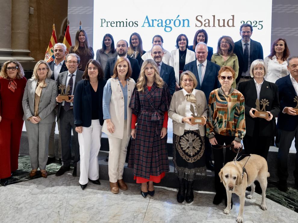Personas y entidades galardonadas con los I Premios Aragón Salud, con la vicepresidenta del Gobierno autonómico, Mar Vaquero