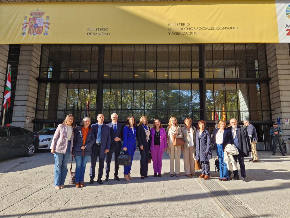 Consejeros del PP con los técnicos de Salud Pública, momentos antes de la reunión del CISNS
