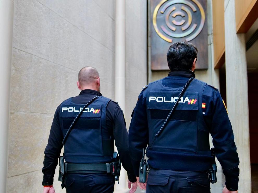 Dos miembros de la Unidad de la Policía Adscrita.