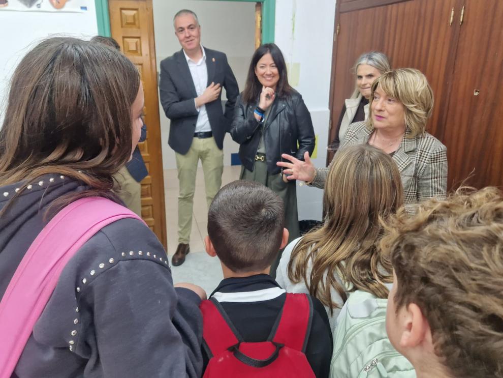 La consejera ha visitado el instituto, acompañada por la directora, el alcalde y otros miembros de la corporación municipal.
