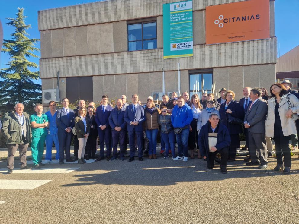 El consejero de Sanidad, en la zona exterior del Hospital de Calatayud donde se van a ampliar las Urgencias, con responsables del sector de Calatayud, autoridades locales y entidades sociales