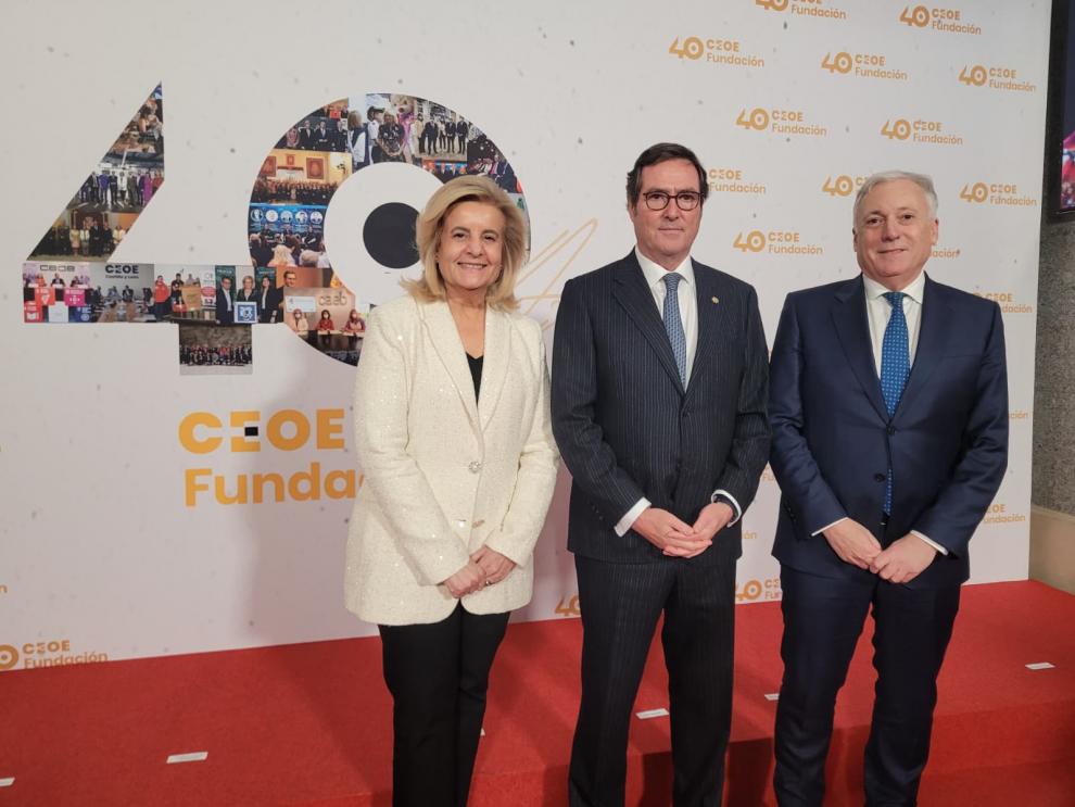 Octavio López, junto al presidente de CEOE, Antonio Garamendi, y la presidenta de la Fundación CEOE, Fátima Báñez.