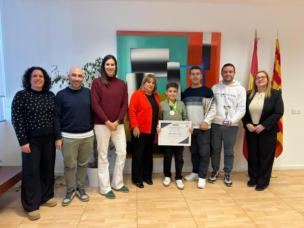 La consejera y la directora general han recibido a Adrián Vicente esta tarde en el Departamento de Educación, Cultura y Deporte. .