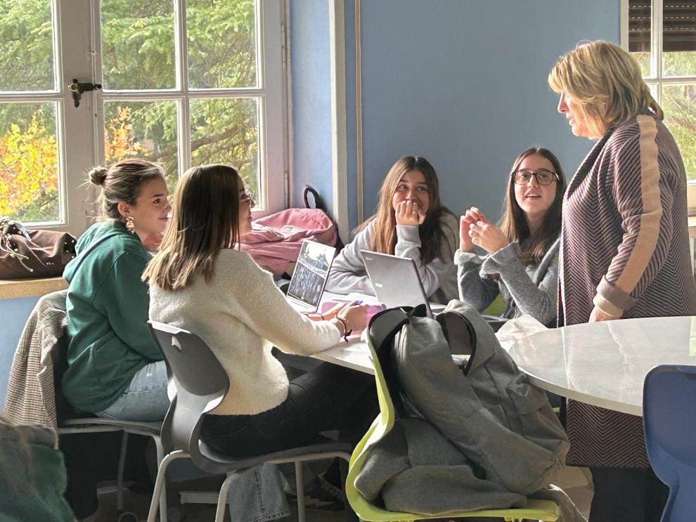 La consejera ha visitado hoy el centro y ha charlado con alumnos y profesores.